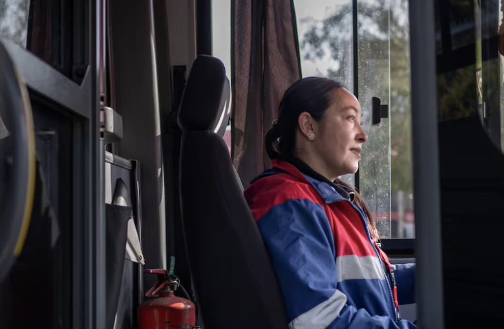 Las mujeres al volante de la mayor flota eléctrica de buses de América